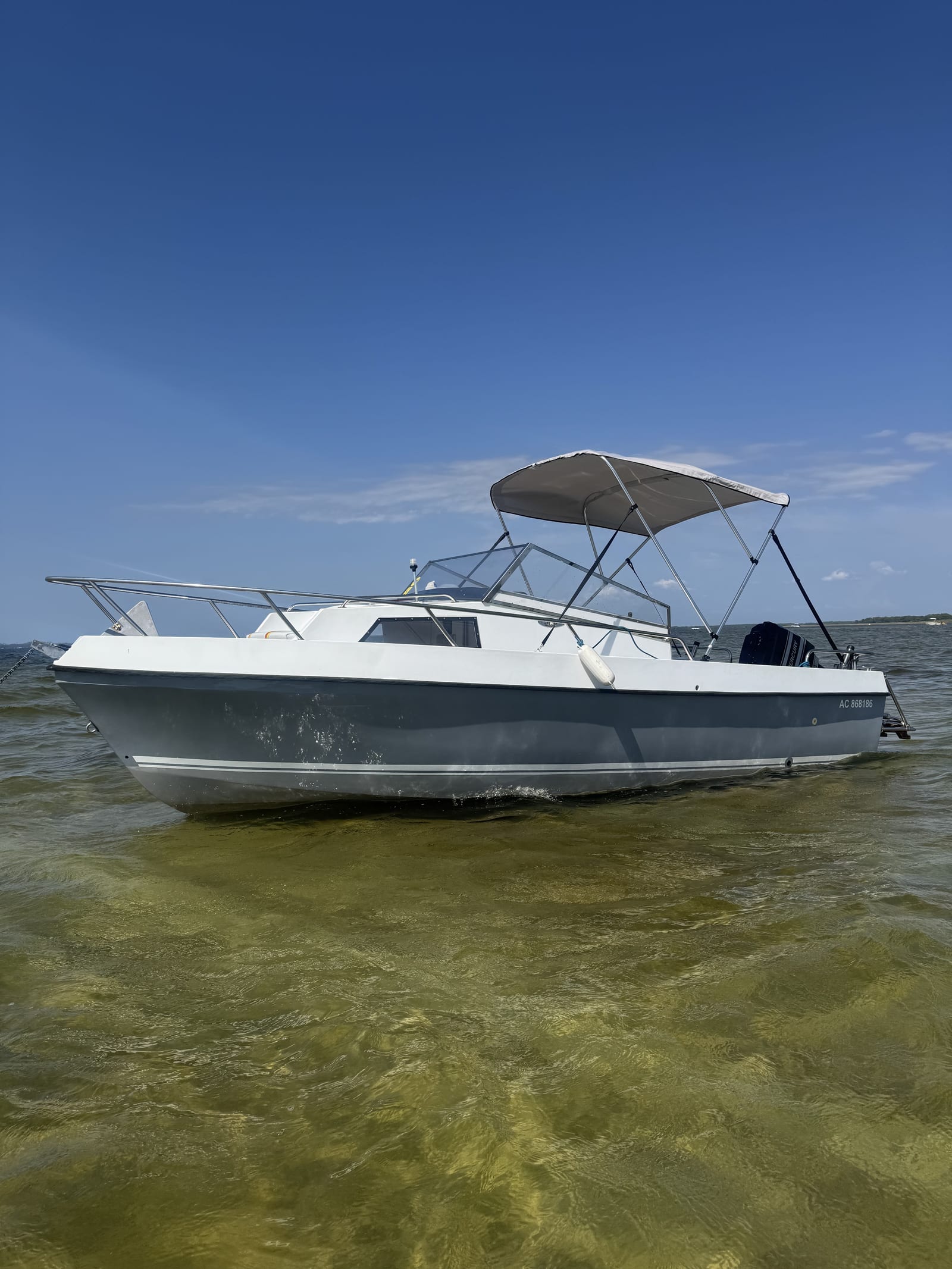 Vue rapprochée du taud pare-soleil (bimini) et de sa structure, à l'arrière du bateau