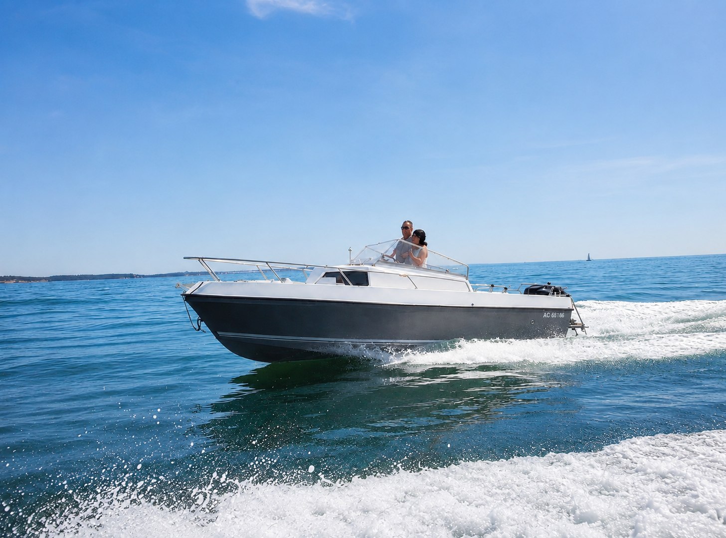 Le bateau P'tit Poney en navigation sur le lac, ses passagers à bord